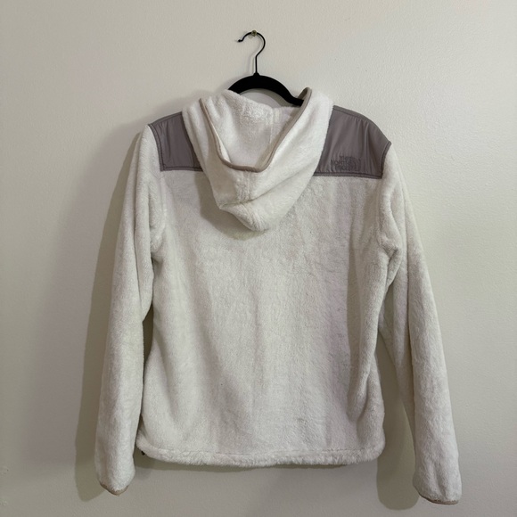 Women’s LThe North Face Women's White and Gray Teddy Jacket: adventure outdoors - Picture 3 of 14